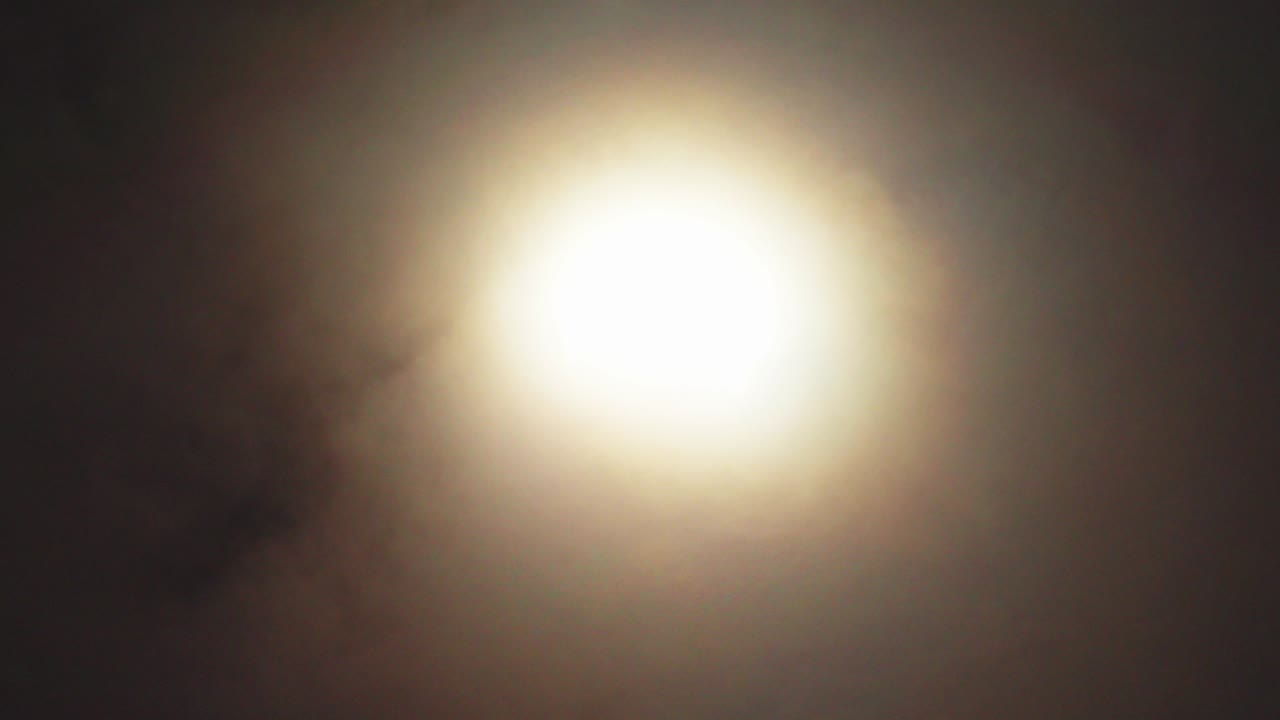 eclipse solar parcial con aumento de brillo con nubes