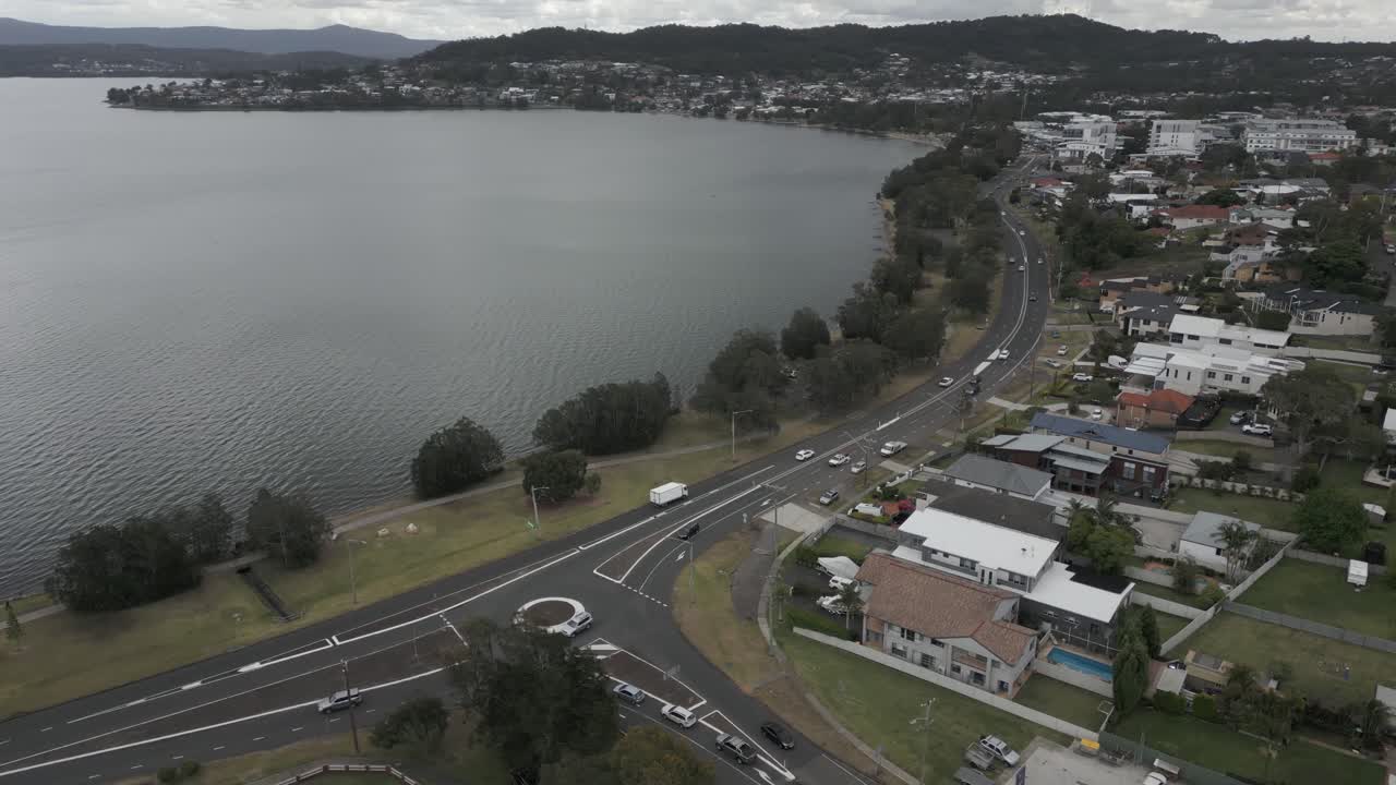 tráfico de vehículos en la calle seaside junto a la bahía de warners en nsw, australia