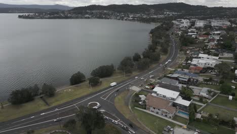 Vehicle-traffic-on-seaside-street-beside-Warners-Bay-in-NSW,-Australia