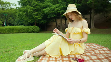 Elegante-Mujer-Caucásica-Rubia-Leyendo-Un-Libro-Relajada-En-El-Parque