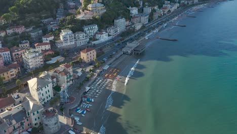 Drohne-Schoss-über-Der-Stadt-Laigueglia,-Ligurien-Während-Des-Sonnenuntergangs