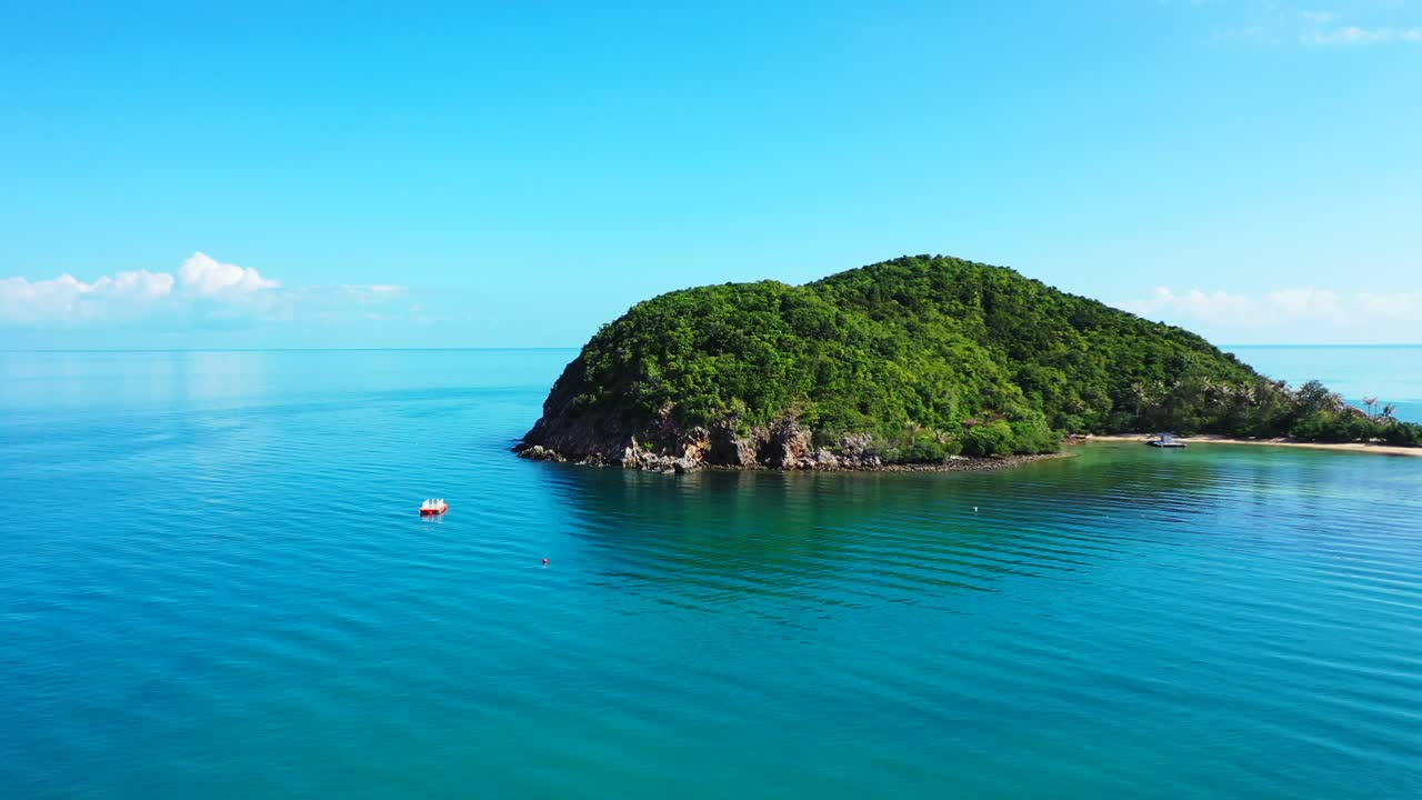베트남의 푸른 청록색 석호의 잔잔한 맑은 물로 둘러싸인 푸른 초목이 있는 아름다운 바위가 많은 열대 섬