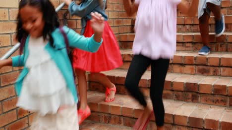 grupo de niños bajando de la escalera