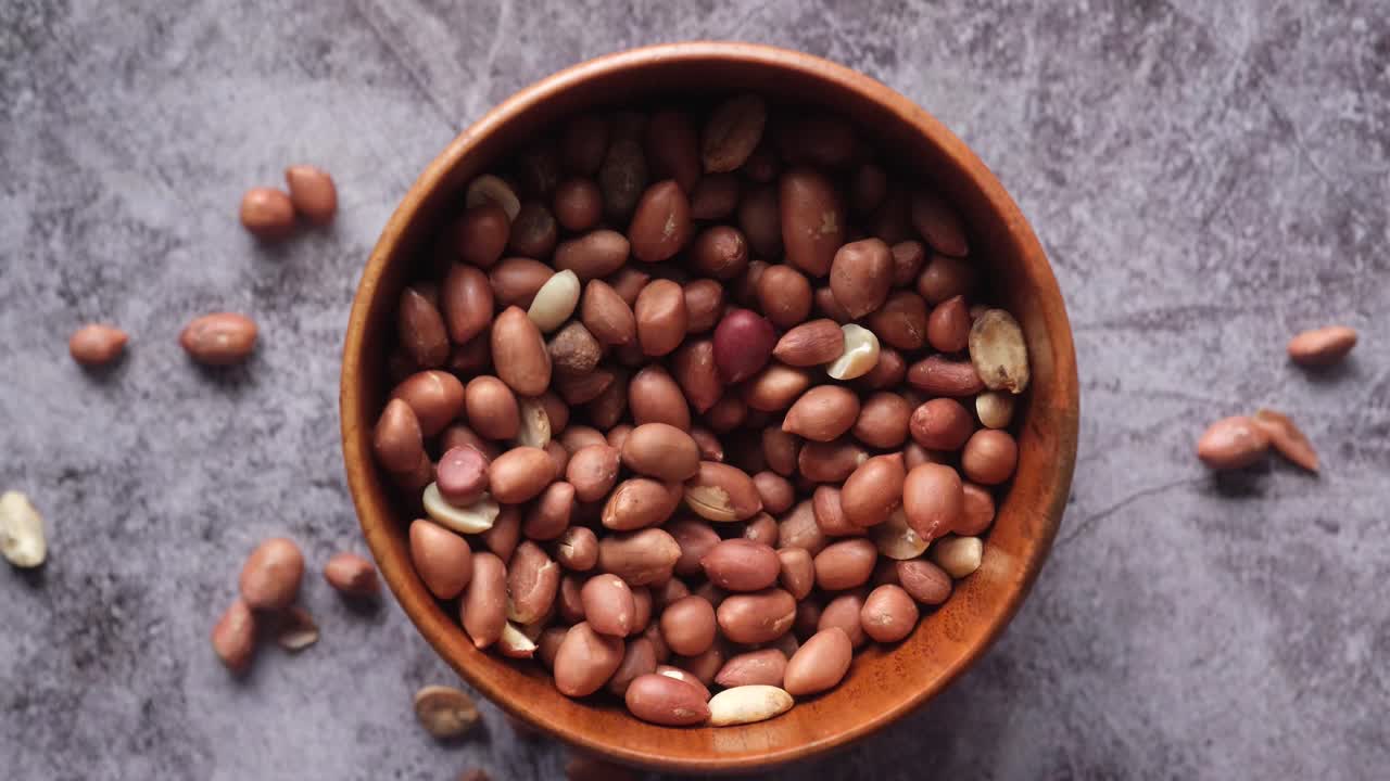 나무 그에 넣은 땅콩