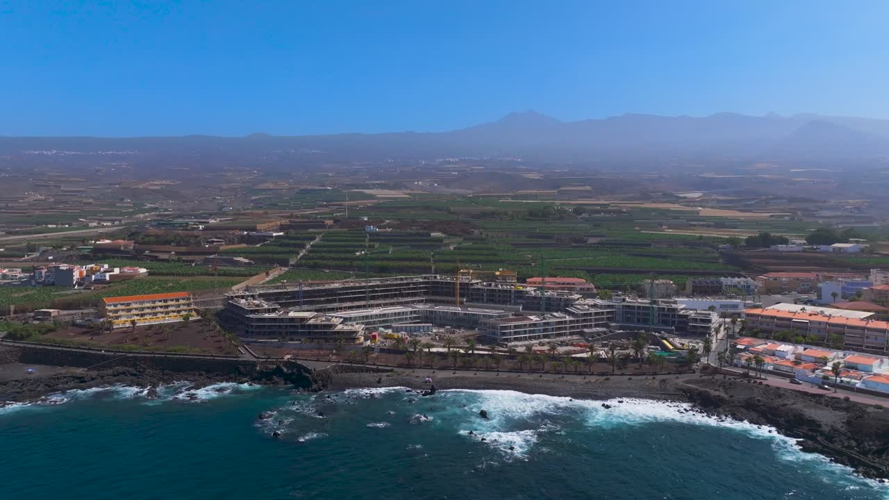 Vista aérea de la costa de Tenerife y una construcción bajo un cielo despejado