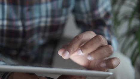 persona que utiliza una tableta