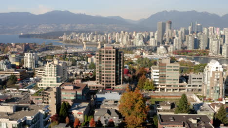 Vista-Aérea-Escénica-Del-Hermoso-Horizonte-Del-Centro-De-Vancouver