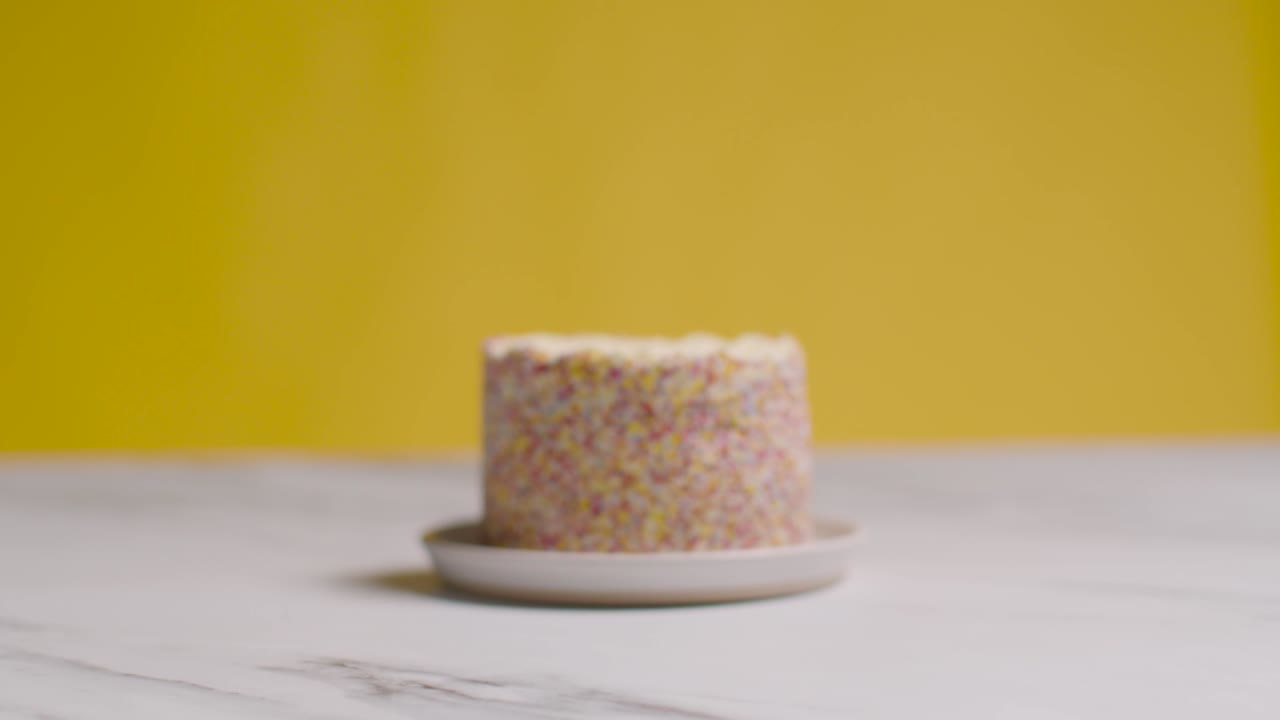 수백, 수천 개의 장식으로 덮인 생일 케이크의 스튜디오 샷 1