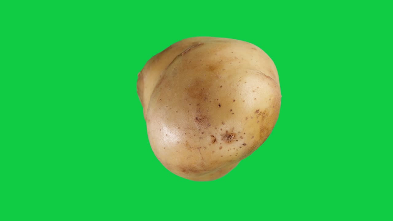 patata en rodajas aislada en el fondo verde de la pantalla