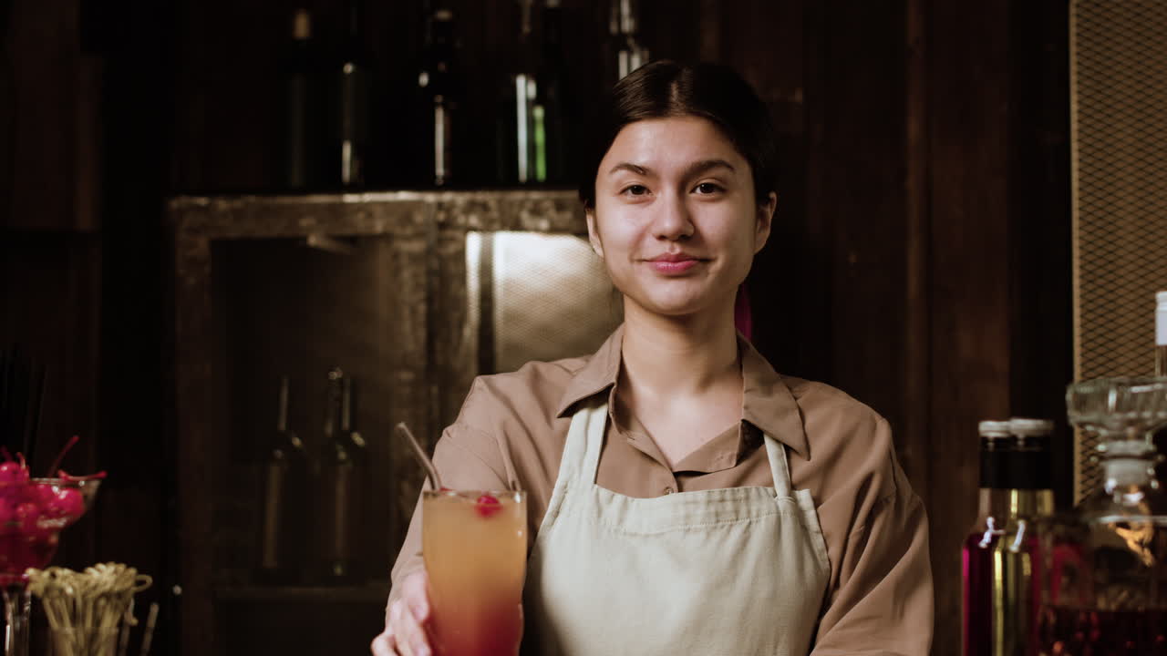 음료 를 제공 하는 바텐더