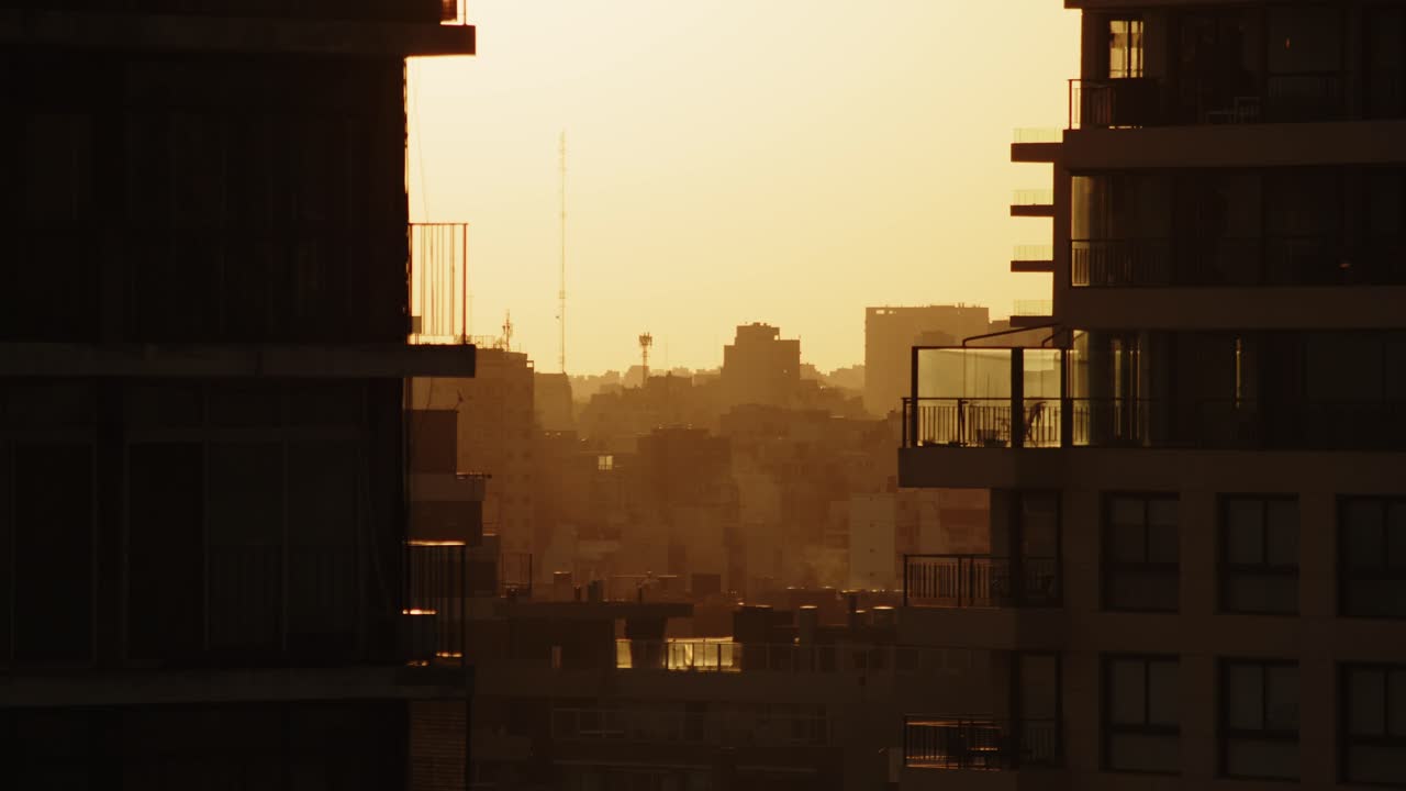 Hora dorada en el paisaje urbano de Buenos Aires enmarcado por edificios altos con la cálida luz del atardecer