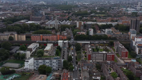 Vorwärts-Fliegen-über-Stadtviertel-Mit-Schienen.-Personenzug-Fährt-Durch-Filmmaterial.-London,-Vereinigtes-Königreich