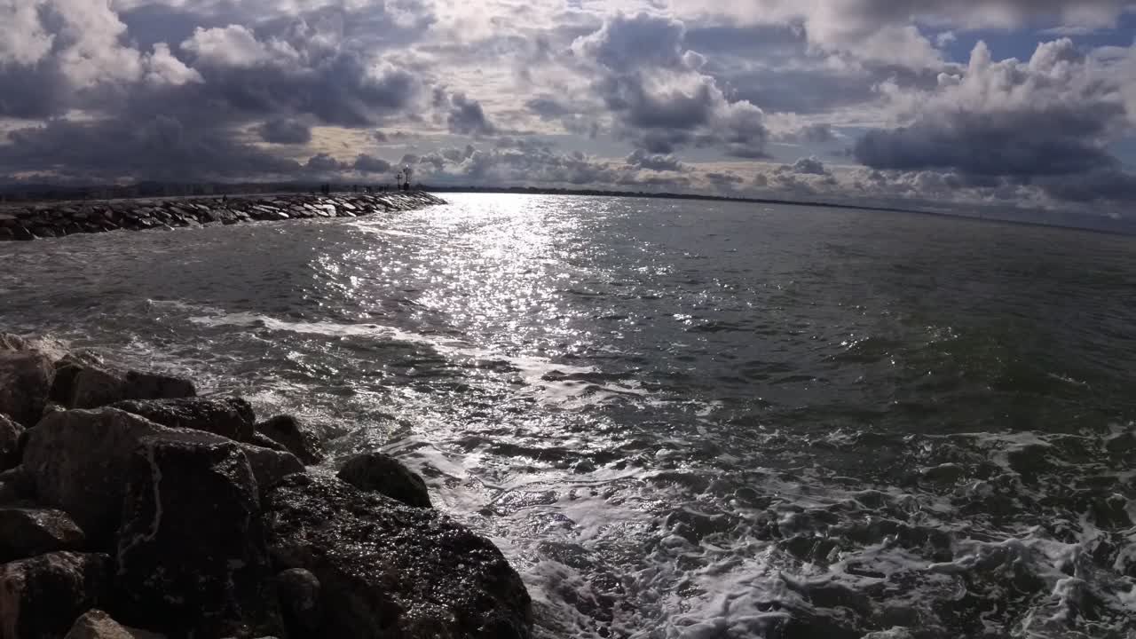 Onde marine che lavano il molo a Rimini, Italia