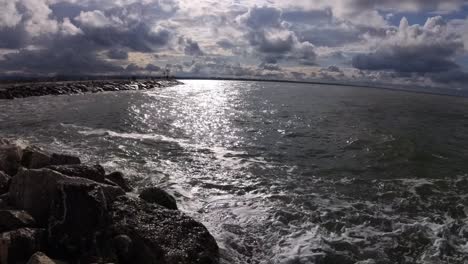 Las-Olas-Del-Mar-Bañan-El-Muelle-En-Rimini,-Italia.