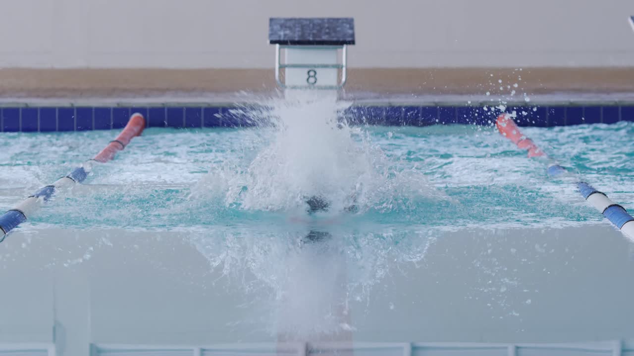 수영사 가 수영장 에 들어가는 것