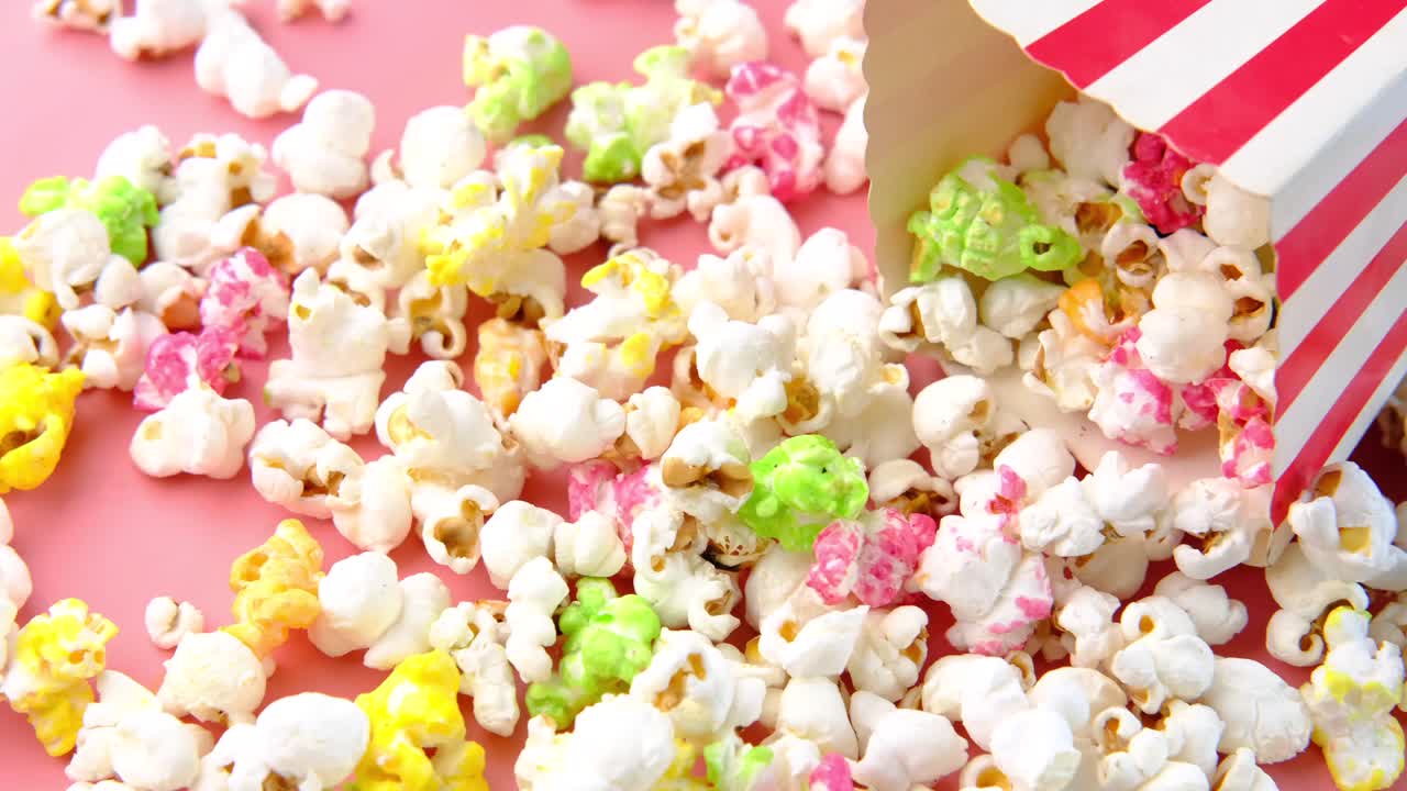 줄무 상자 에 있는 다채로운 팝콘