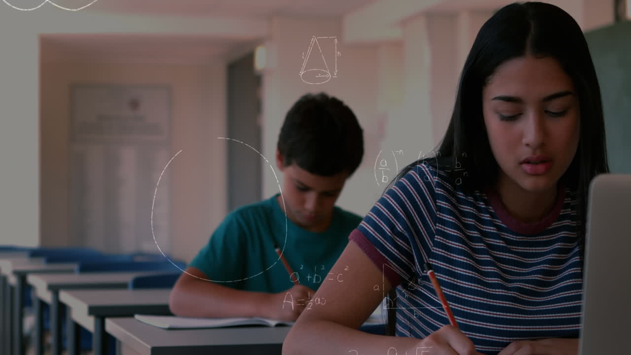 animación de ecuaciones matemáticas con niños de escuela escribiendo en el aula