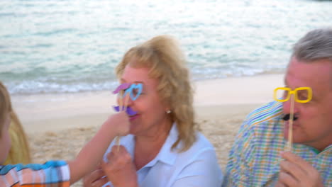 familia hipster divirtiéndose en la playa