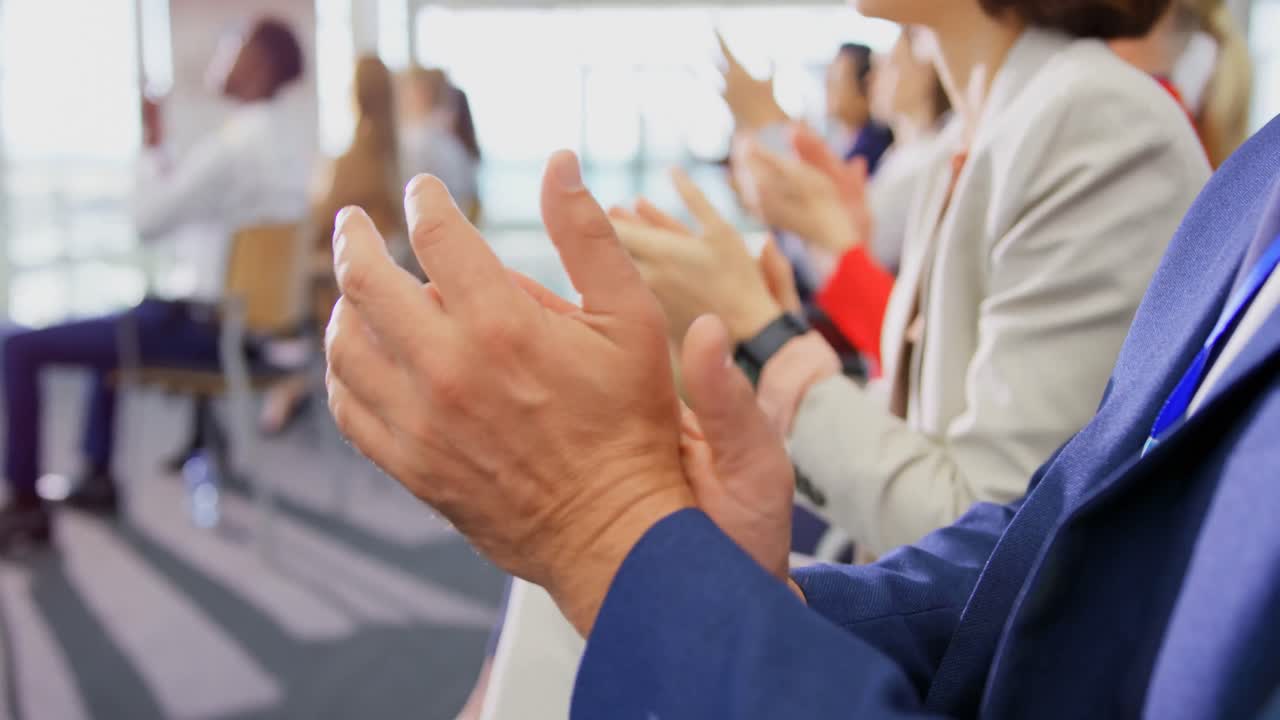 Professionisti che applaudono al seminario aziendale 4k