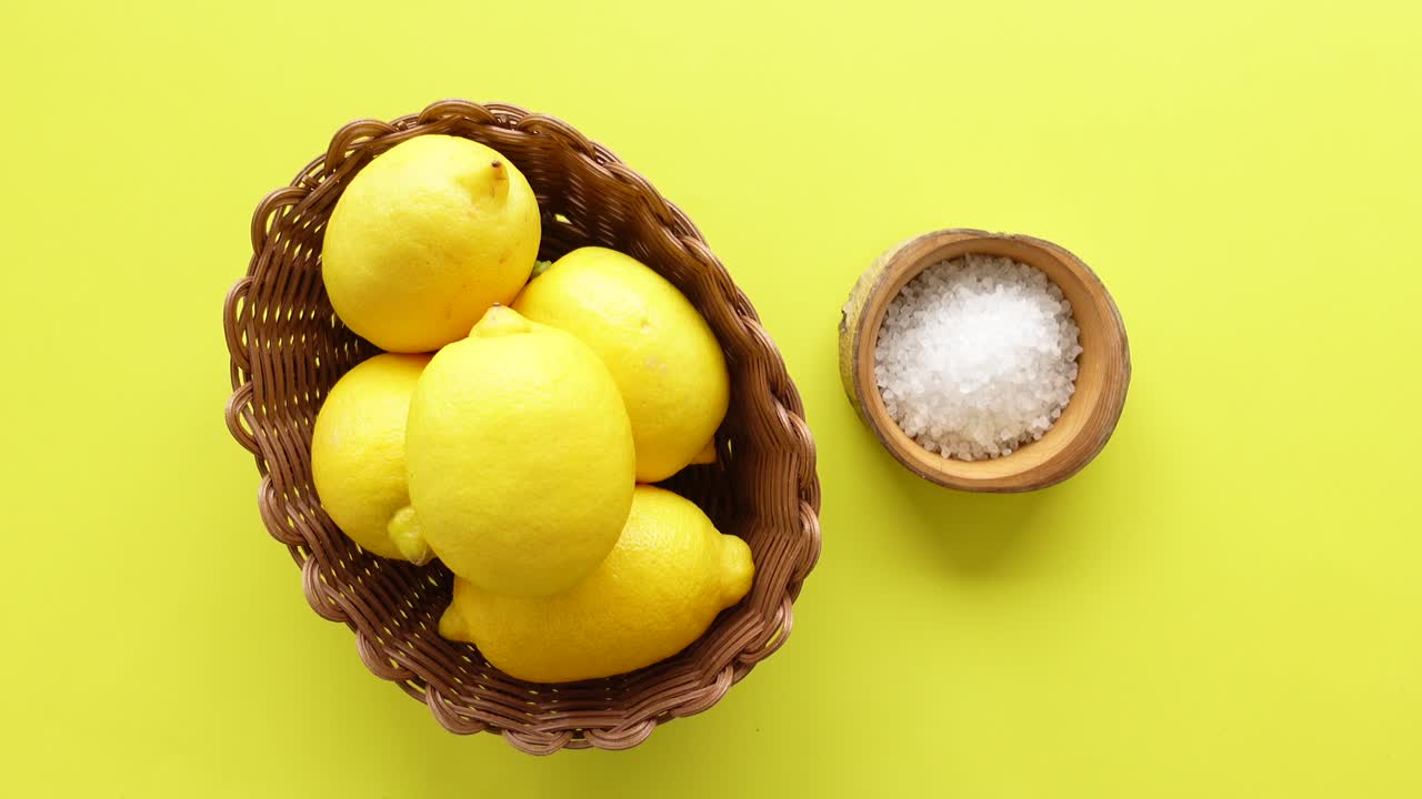 лимоны и соль на зеленом фоне