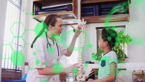 animación de procesamiento de datos médicos sobre diversas mujeres médico y niño paciente discutiendo la columna vertebral