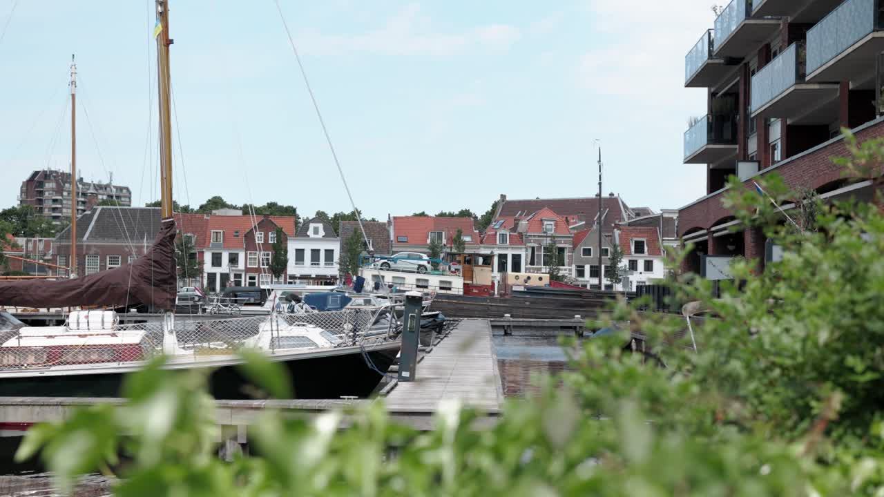 도시 항구를 통과하는 강 보트