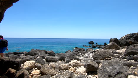 turista de la costa al mar azul