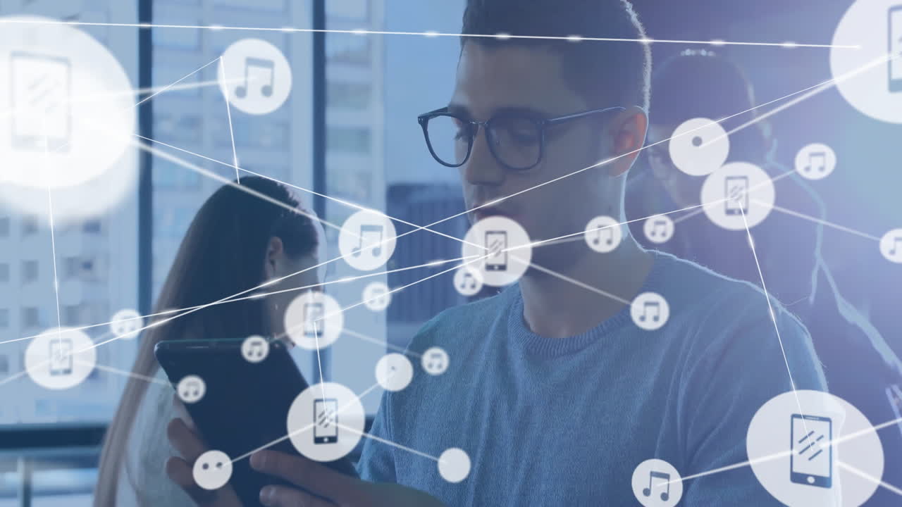 animación de la red de conexiones con dispositivos iconos sobre diversas personas de negocios en la oficina