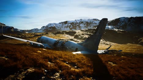 el avión se estrelló en una montaña.