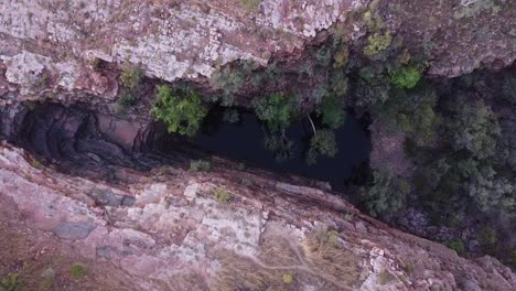 Die-Grotte-Ist-Eine-Herrliche-Schlucht,-Die-Einen-Malerischen-Und-Sicheren-Ort-Zum-Schwimmen-Bietet