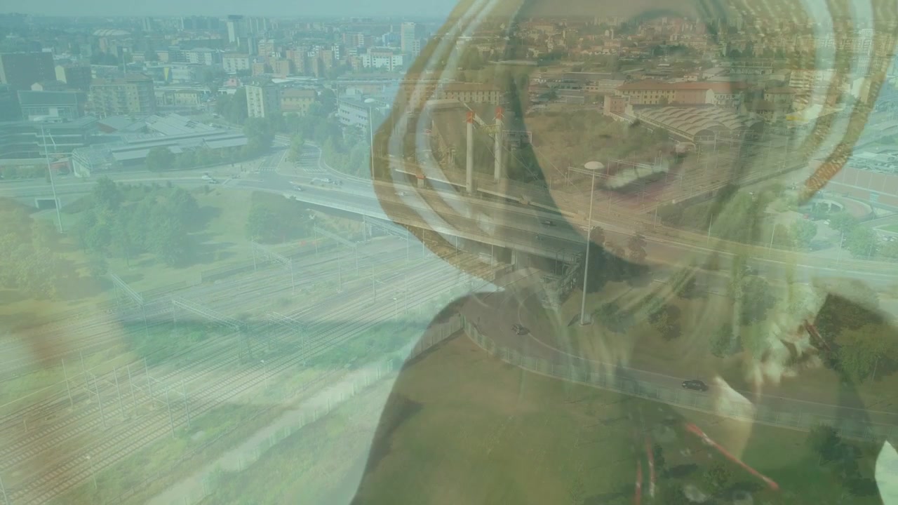 Donna con un cappello di paglia che avvicina il telefono all'obiettivo, creando un riflesso della città sul vetro per i viaggi