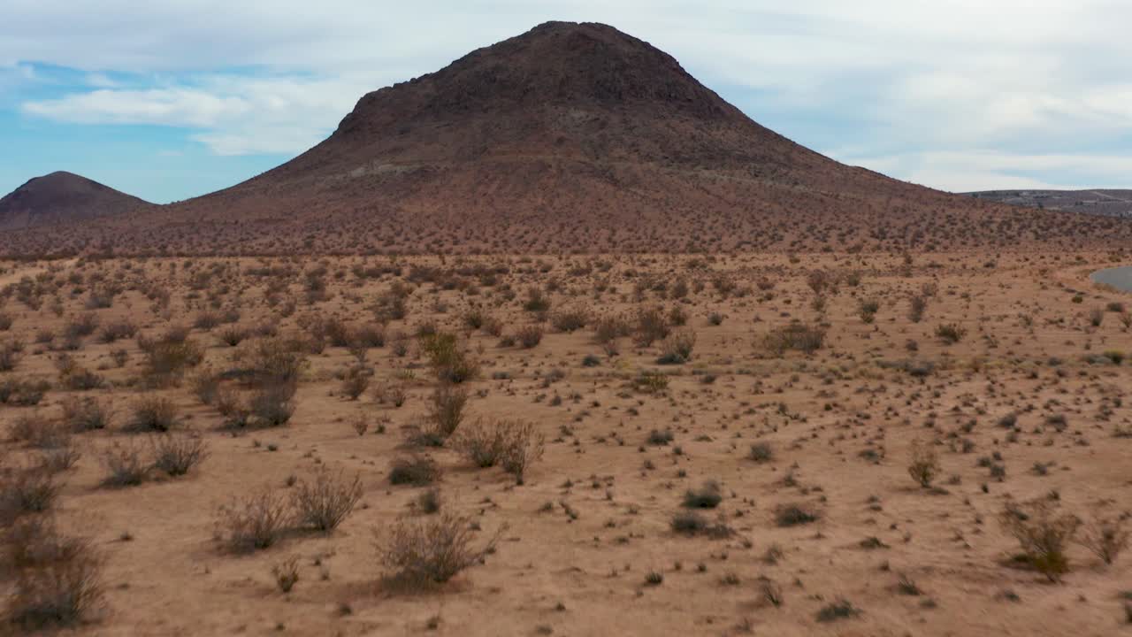 butte revelar en el desierto de mojave