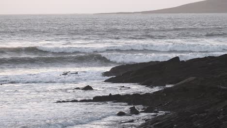 Winterozean-Mit-Rollenden-Wellen-Und-Felsiger-Küste-In-Irland