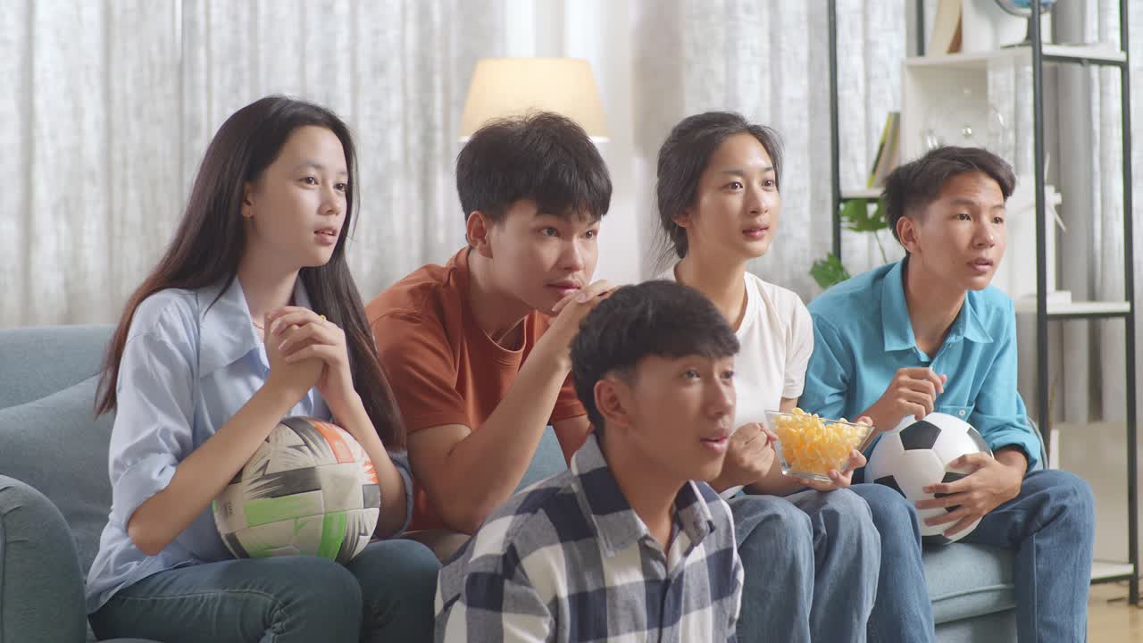 친구 들 이 축구 경기 를 보고 있다