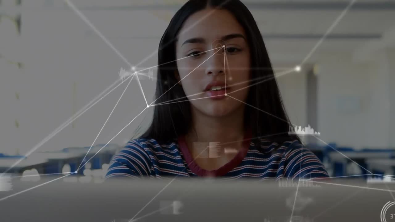 red de conexiones y procesamiento de datos contra una chica caucásica que usa computadora portátil en la escuela