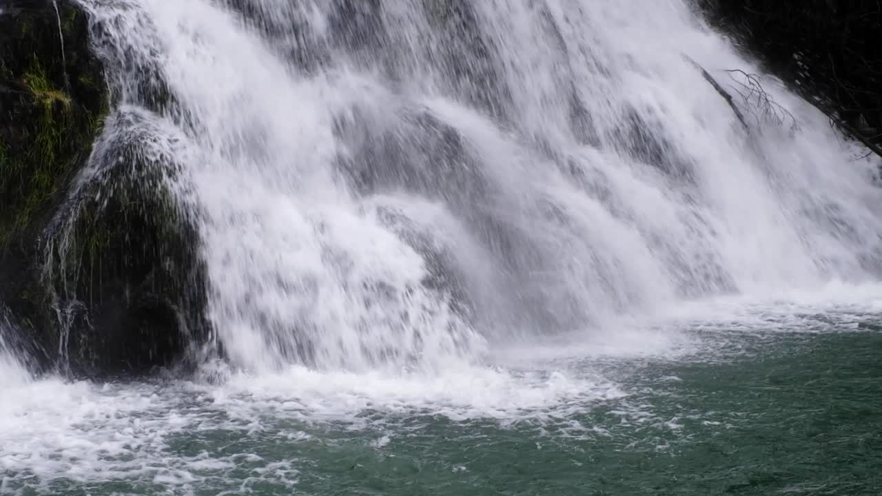 뉴질랜드 아오테아로아 (aotearoa) 의 카랑하케 협곡의 수영장에 부 ⁇ 히는 하 ⁇  물과 함께 오오하로아 폭포의 근처