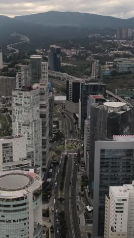 Vertikaler-Luft-Hyperlapse-über-Santa-Fe,-Mexiko-Stadt