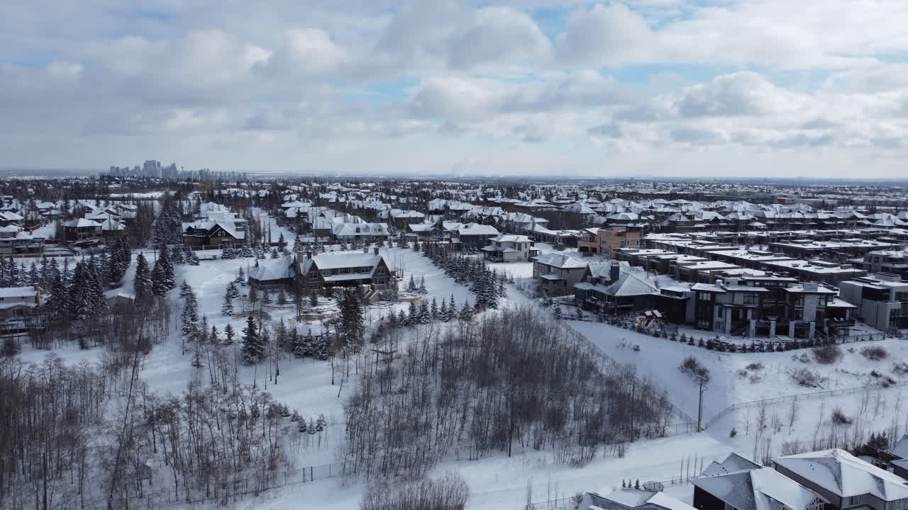 겨울에 앨버타 주 캘거리에 있는 교외 지역 사회의 공중 전망