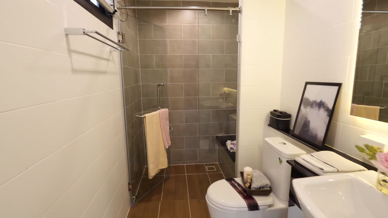 우아함 회색 타일 욕조가 있는 욕실