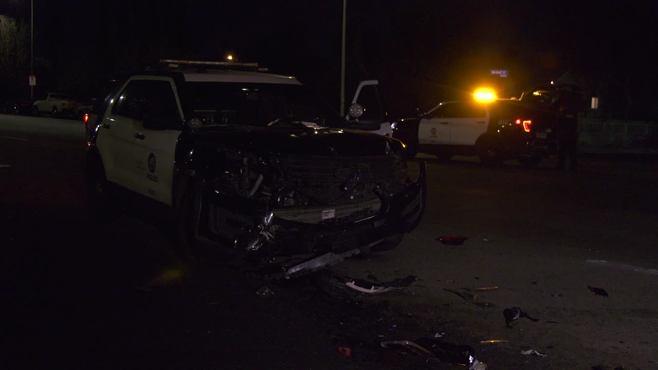 coche de policía estrellado en la calle local