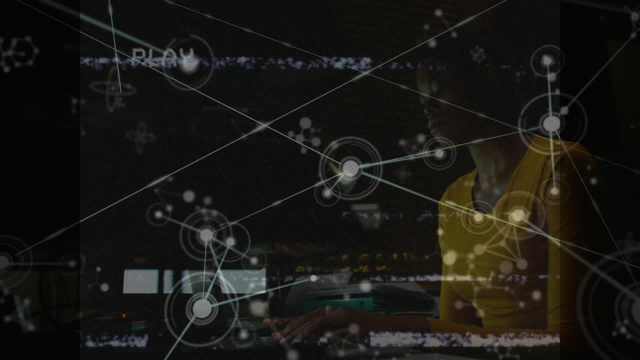 animación de la pantalla con glitch y red de conexiones sobre mujer de negocios biracial en la oficina.