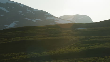 Moviéndose-A-Través-Del-Maravilloso-Paisaje-Montañoso-Al-Atardecer