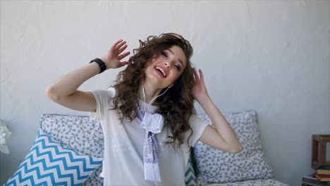 una mujer joven relajándose en casa.