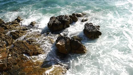 Primer-Plano-De-La-Piedra-En-La-Playa-De-Albania-Siendo-Destrozada-Por-Las-Olas-Del-Mar-Jónico