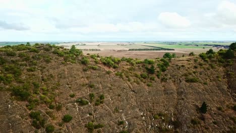 Imágenes-De-Drones-Que-Vuelan-Hacia-Arriba-Y-Hacia-Afuera-Del-Monte-Schanck,-Un-Cono-Volcánico,-En-El-Sur-De-Australia