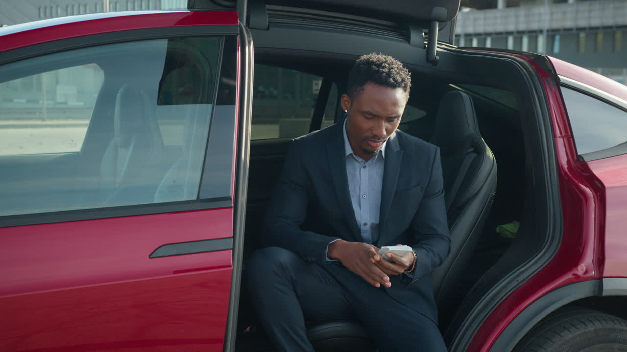 hombre de negocios en un coche eléctrico