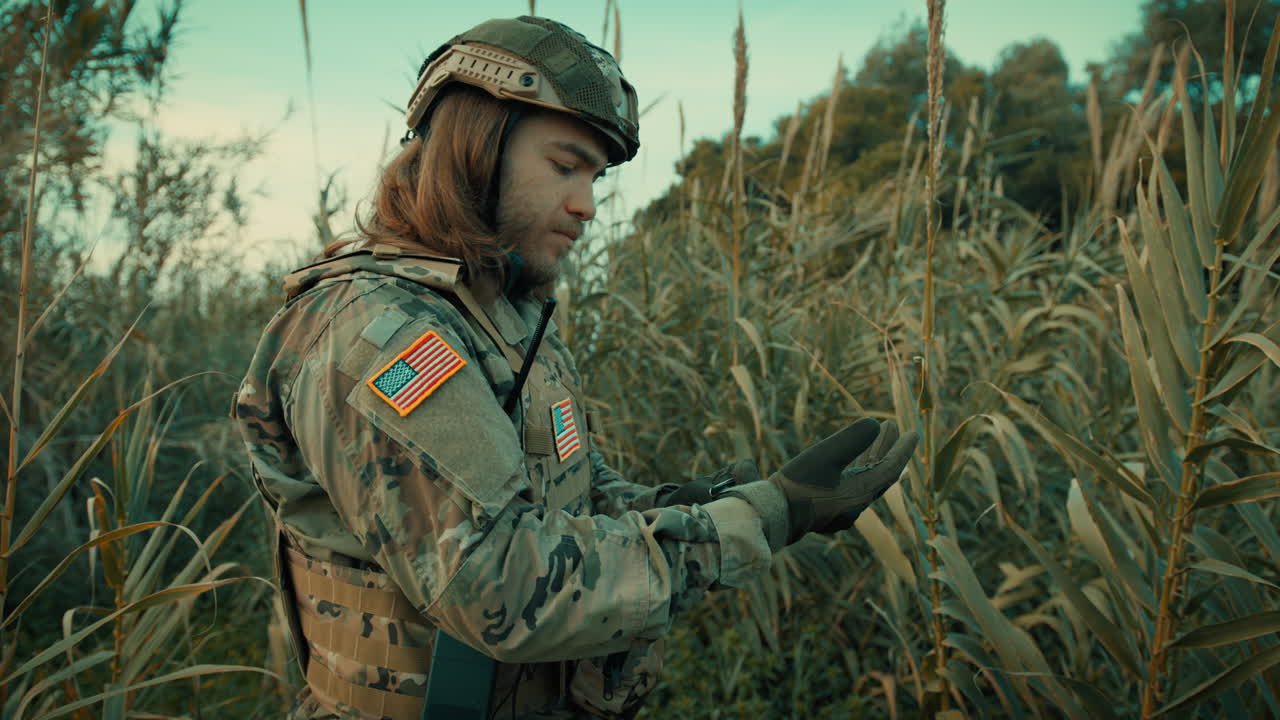 Amerikansk soldat med langt hår i en skov
