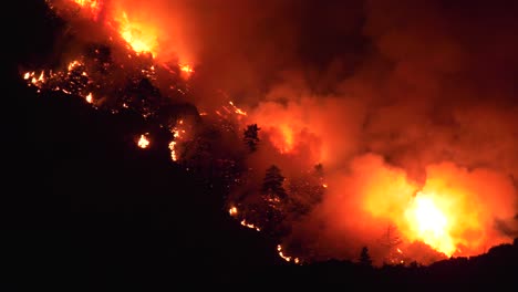 fuego ardiendo colina arriba rápidamente