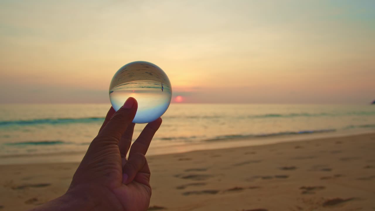 vista mágica del atardecer en una bola de cristal en tu mano.