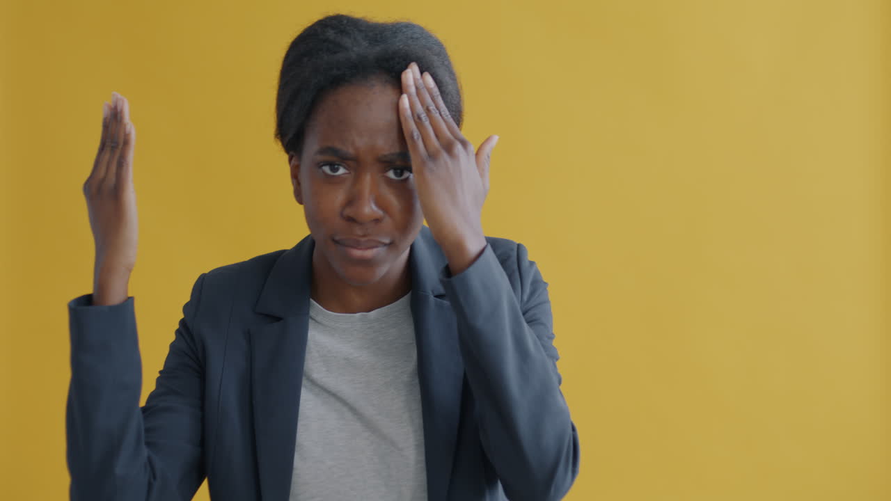 mujer expresando diferentes emociones